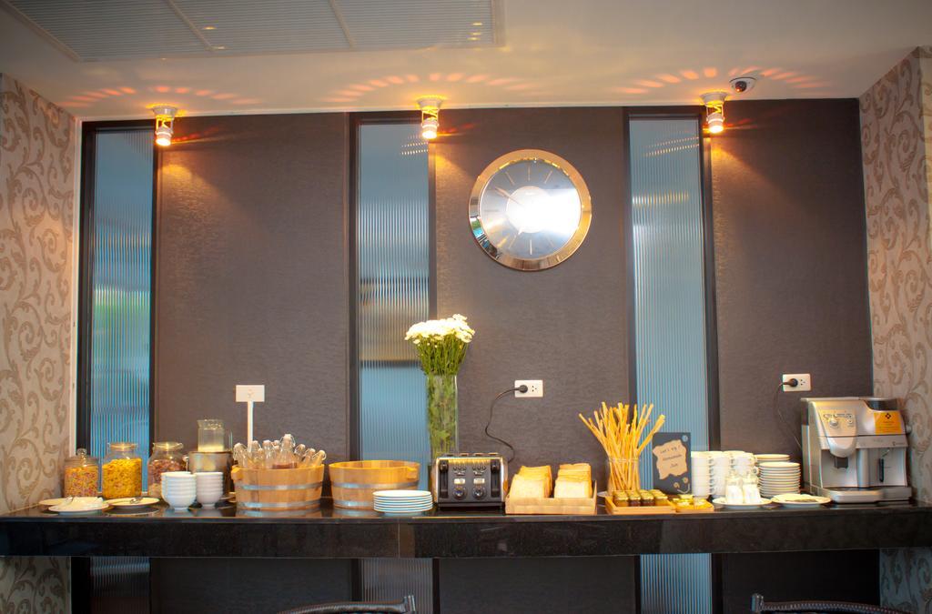 Lani Chiang Mai Hotel Bagian luar foto